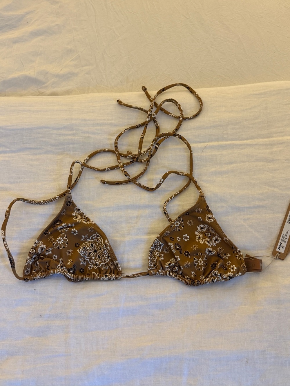 SKIMS SIGNATURE SWIM TRIANGLE BIKINI TOP
ALMOND BANDANA